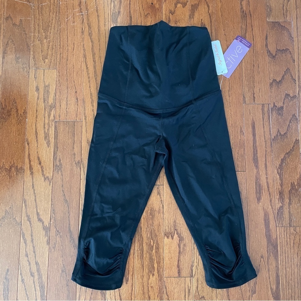 Ingrid & Isabel Maternity Knee Length Active Pant Leggings Crossover Panel Small